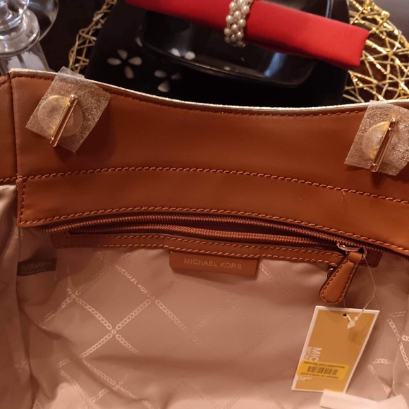 Brand new Michael kors purse never has been used - Picture 3 of 7